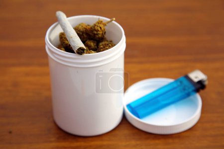 Téléchargez les photos : Marijuana. Cannabis. Medical Marijuana. Marijuana Joint  with  Fresh Buds, lighter - en image libre de droit