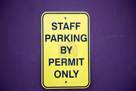 Foto de Stuff parking by permit only sign - Imagen libre de derechos