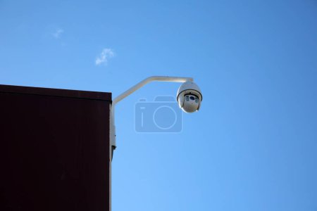 Téléchargez les photos : Caméra cctv sur le toit d'un bâtiment - en image libre de droit