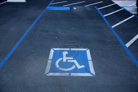 Téléchargez les photos : Handicap Parking Space. Handicap Placard. Wheel Chair Logo. Reserved Parking Space. No Parking unless permuted. - en image libre de droit