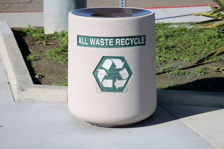 Téléchargez les photos : Bac de recyclage dans le parc - en image libre de droit