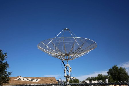 Téléchargez les photos : Antenne parabolique et ciel bleu - en image libre de droit