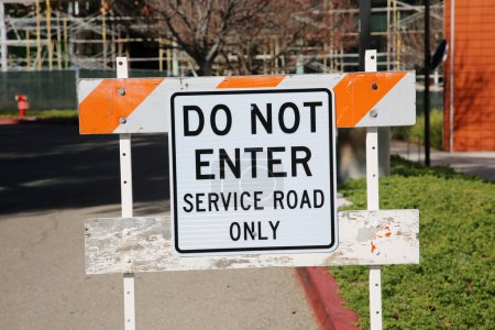 Téléchargez les photos : Ne pas entrer sur la route de service uniquement panneau sur la route - en image libre de droit
