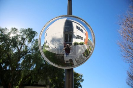 Téléchargez les photos : Gros plan du miroir rond dans la rue - en image libre de droit