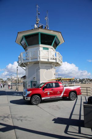 Téléchargez les photos : Huntington Beach, CA. - USA - September 19, 2022: Life Guard Station. Huntington Beach Life Guard Station on the Huntington Beach Pier. Life Guards watch and support Swimmers and Surfers in the water. - en image libre de droit