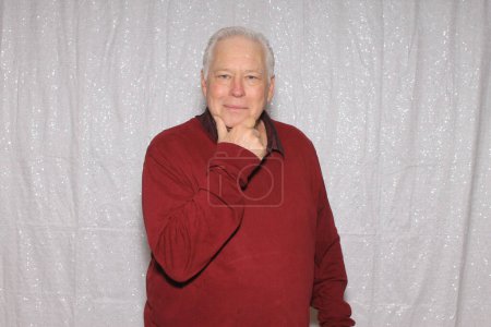 Téléchargez les photos : Portrait d'un homme âgé drôle et joyeux - en image libre de droit