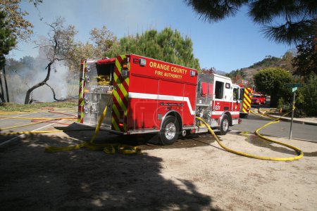 Foto de Lake Forest, CA - USA -November 6, 2022: Arson Fire set in the brush of a Bike Path in Orange County California. Fire, and Police responded to quickly extinguish the flames and protect properties. - Imagen libre de derechos