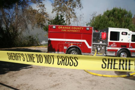 Foto de Lake Forest, CA - USA -November 6, 2022: Arson Fire set in the brush of a Bike Path in Orange County California. Fire, and Police responded to quickly extinguish the flames and protect properties. - Imagen libre de derechos