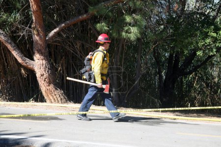 Foto de Lake Forest, CA - USA -November 6, 2022: Arson Fire set in the brush of a Bike Path in Orange County California. Fire, and Police responded to quickly extinguish the flames and protect properties - Imagen libre de derechos