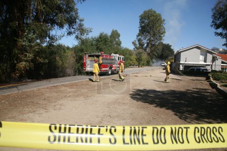 Téléchargez les photos : Lake Forest, CA - USA -November 6, 2022: Arson Fire set in the brush of a Bike Path in Orange County California. Fire, and Police responded to quickly extinguish the flames and protect properties. - en image libre de droit