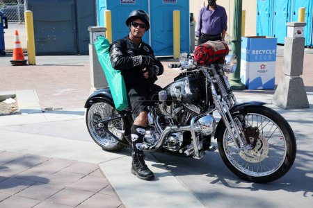 Téléchargez les photos : L'homme vêtu d'une veste en cuir noir sur moto - en image libre de droit