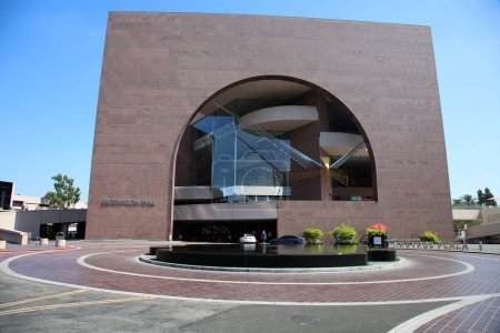 Téléchargez les photos : Costa Mesa, Californie - États-Unis - 3 octobre 2022 : Segerstrom Concert Hall. Un grand lieu d'art moderne pour des concerts, des pièces de divertissement et plus encore à Costa Mesa en Californie. - en image libre de droit