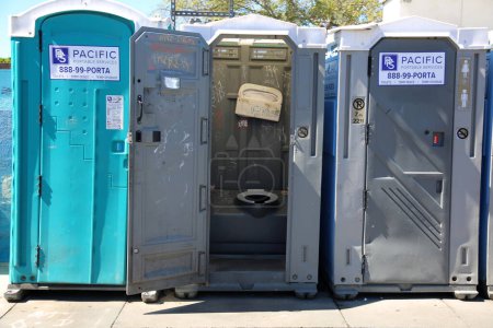Téléchargez les photos : Salles de bains publiques. Toilettes publiques génériques à la plage de Huntington Beach en Californie. Les gens dans le monde entier utilisent les salles de bains privées et publiques lorsque nécessaire. - en image libre de droit
