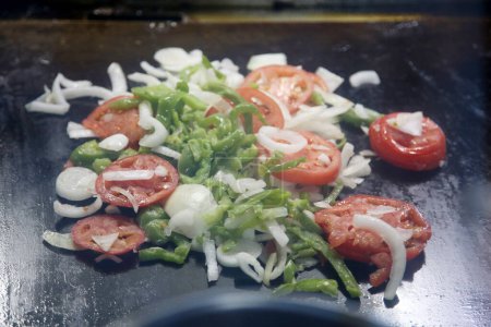 Téléchargez les photos : Vue rapprochée de la nourriture délicieuse. Salade aux tomates et oignons - en image libre de droit