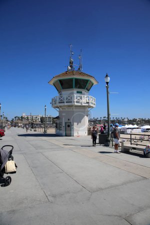 Téléchargez les photos : Huntington Beach, CA. - USA - September 19, 2022: Life Guard Station. Huntington Beach Life Guard Station on the Huntington Beach Pier. Life Guards watch and support Swimmers and Surfers in the water. - en image libre de droit