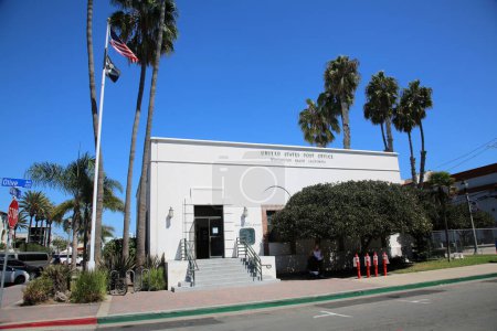 Foto de Huntington Beach, CA. - Estados Unidos - 19 de septiembre de 2022: Oficina Postal de Huntington Beach California. Una de las Estaciones de Correos en Surf City CA. El Servicio Postal entrega correo y paquetes en todo el mundo - Imagen libre de derechos