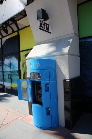 Foto de Huntington Beach, CA. - USA - September 19, 2022: ATM "Automatic Teller Machine" stands in front of a building to dispense Cash or Money to people who are short on finances but have money in the bank - Imagen libre de derechos