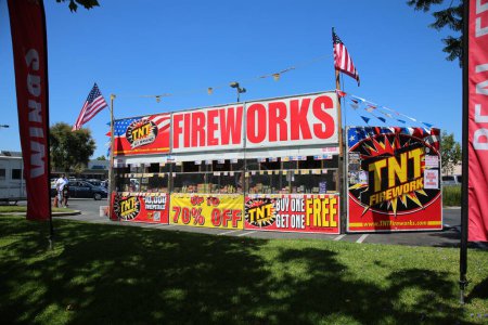 Foto de Westminster, California - Estados Unidos - 4 de julio de 2022: Pirotecnia de la marca TNT. A Fireworks Stand selling Forth of July Fireworks to the public. Fuegos artificiales en venta. Dispositivos explosivos para celebraciones - Imagen libre de derechos