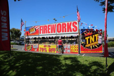 Téléchargez les photos : Westminster, California - USA - July 4, 2022: TNT brand Fireworks Stand. A Fireworks Stand selling Forth of July Fireworks to the public. Fireworks for sale. Explosive devices for Celebrations - en image libre de droit