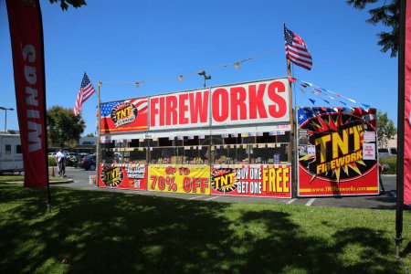 Foto de Westminster, California - Estados Unidos - 4 de julio de 2022: Pirotecnia de la marca TNT. A Fireworks Stand selling Forth of July Fireworks to the public. Fuegos artificiales en venta. Dispositivos explosivos para celebraciones - Imagen libre de derechos