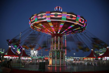 Téléchargez les photos : Carrousel, parc d'attractions en soirée - en image libre de droit