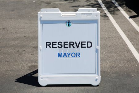 Téléchargez les photos : Irvine, Californie - États-Unis - Dimanche, 19 Juin, 2022 : Irvine California Parking Spot Reserved Space markers. Place de stationnement réservée. Place de stationnement réservée pour MAYOR. Aucun signe de stationnement. - en image libre de droit
