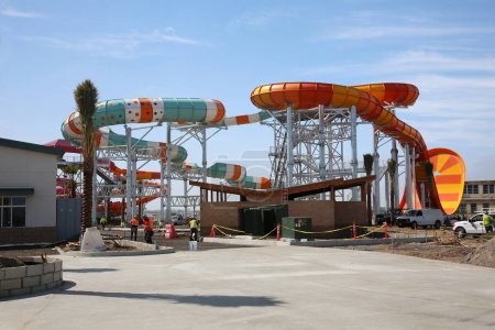 Foto de Irvine, California - USA - June 2, 2022: Future site of the Irvine, California Raging Waters Theme Park. Theme Park is under construction. Water Parks and Theme Parks are fun for all ages - Imagen libre de derechos