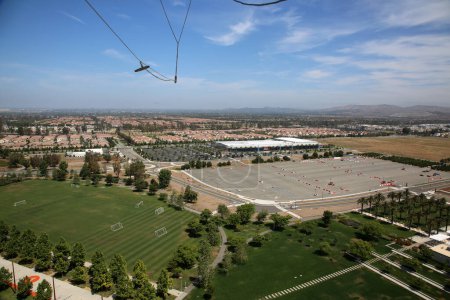 Téléchargez les photos : Irvine, Californie - États-Unis - 2 juin 2022 : Vue du Grand Parc depuis le ballon orange dans le Grand Parc d'Irvine, Californie. Une belle balade gratuite dans le ballon orange atteignant 400 pieds. - en image libre de droit
