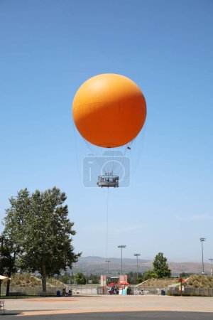 Téléchargez les photos : Irvine, California - USA - June 2, 2022: The Orange Balloon in the Great Park in Irvine, California. A beautiful free ride in the Orange Balloon reaching up 400 feet into the sky. - en image libre de droit