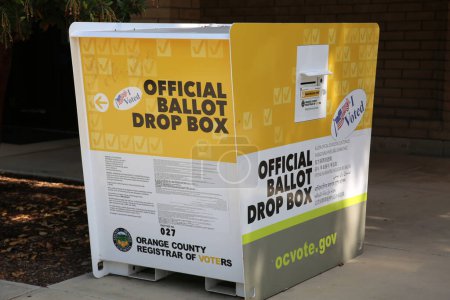 Téléchargez les photos : Santa Ana, Californie / États-Unis - 23 septembre 2020 : OFFICIAL BALLOT DROP BOX. L'urne officielle californienne prête à accepter les bulletins de vote pour les prochaines élections - en image libre de droit