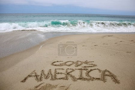 Téléchargez les photos : God's america smile written in the sand on the beach.  message handwritten on a smooth sand beach - en image libre de droit