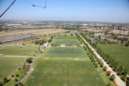 Téléchargez les photos : Irvine, California - USA - June 2, 2022: View of the Great Park from the Orange Balloon in the Great Park in Irvine, California. A beautiful free ride in the Orange Balloon reaching up 400 feet - en image libre de droit