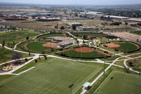 Téléchargez les photos : Irvine, Californie - États-Unis - 2 juin 2022 : Vue du Grand Parc depuis le ballon orange dans le Grand Parc d'Irvine, Californie. Une belle balade gratuite dans le ballon orange atteignant 400 pieds - en image libre de droit
