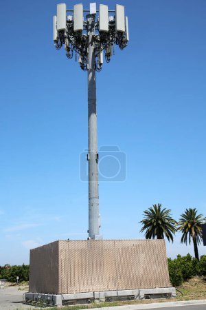 Téléchargez les photos : Tour de communication mobile sur fond bleu ciel - en image libre de droit