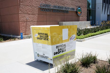 Téléchargez les photos : Santa Ana, Californie / États-Unis - 23 septembre 2020 : OFFICIAL BALLOT DROP BOX. L'urne officielle californienne prête à accepter les bulletins de vote pour les prochaines élections - en image libre de droit