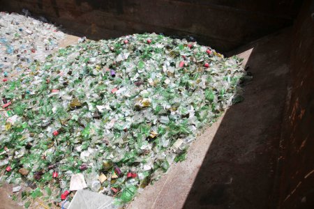 Foto de San Pedro, California - Estados Unidos - 11 de mayo de 2021: Botellas de vidrio roto en una papelera de reciclaje. El vidrio se recicla para fabricar nuevas botellas y productos de vidrio. Salvar la tierra, reciclar. - Imagen libre de derechos