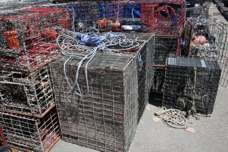 Foto de Ollas de cangrejo. Pescadores 's Crab Pots. Las ollas de cangrejo se amontonaban unas sobre otras en un muelle. Equipo de pesca listo para ser cargado en un barco y usado. - Imagen libre de derechos