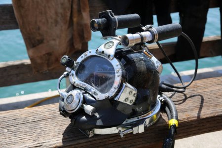Téléchargez les photos : Huntington Beach - Californie. USA - 11 novembre 2022 : Équipement de plongée sous-marine avec outils de travail pour travailler sur les piliers de quai de Huntington Beach en Californie. Équipement de réparation pour plongeurs sous-marins. Outil de travail - en image libre de droit