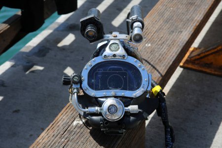 Téléchargez les photos : Huntington Beach - Californie. USA - 11 novembre 2022 : Équipement de plongée sous-marine avec outils de travail pour travailler sur les piliers de quai de Huntington Beach en Californie. Équipement de réparation pour plongeurs sous-marins. Outil de travail - en image libre de droit