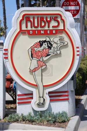 Foto de Newport Beach, California - Estados Unidos - 3 de mayo de 2022: Ruby 's Diner Sign and Logo. Cartel publicitario al aire libre y foto de ubicación para Ruby 's Diner. - Imagen libre de derechos