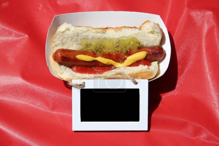 Téléchargez les photos : Hot dog avec saucisse en boîte avec étiquette - en image libre de droit