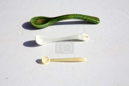 Foto de Primer plano de varias cucharas aisladas en blanco - Imagen libre de derechos