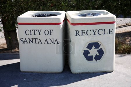Téléchargez les photos : Poubelles. Ville de Santa Ana poubelles publiques. Une poubelle. Corbeille. Poubelle. pas de déchets. recycler vos déchets. - en image libre de droit