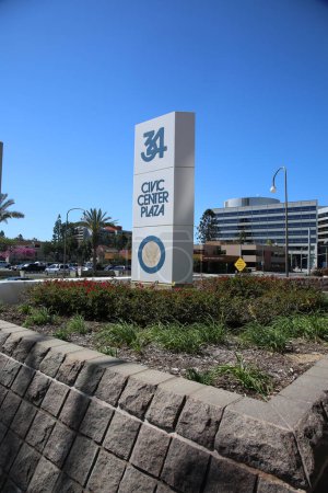 Foto de SANTA ANA, CALIFORNIA - 12 MAR 2022: Firma frente al Edificio Federal en el Centro Cívico Plaza - Imagen libre de derechos