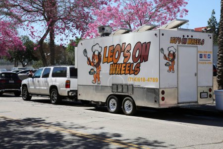 Foto de Santa Ana, California - Estados Unidos - 13 de marzo de 2022: Leo 's On Wheels Food Truck. Un Food Truck está abierto para los negocios en las calles de Santa Ana California. Food Trucks suministra alimentos, aperitivos y bebidas. - Imagen libre de derechos