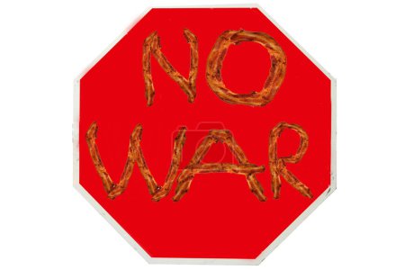 Téléchargez les photos : Signe avec les mots NO WAR écrit en bacon frit. - en image libre de droit