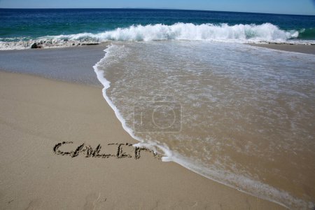 Téléchargez les photos : California  written in the sand on the beach.  message handwritten on a smooth sand beach - en image libre de droit
