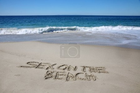 Téléchargez les photos : Sex on the beach written in the sand on the beach.  message handwritten on a smooth sand beach - en image libre de droit