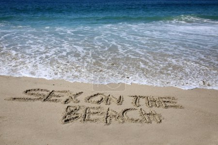 Téléchargez les photos : Sex on the beach written in the sand on the beach.  message handwritten on a smooth sand beach - en image libre de droit