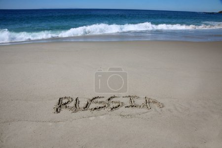 Téléchargez les photos : Russia written in the sand on the beach.  message handwritten on a smooth sand beach - en image libre de droit
